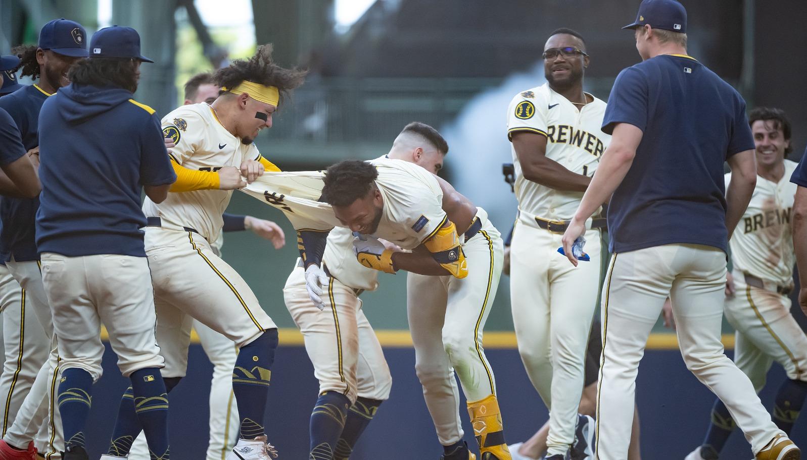 El venezolano Jackson Chourio es felicitado por sus compañeros tras dar el hit que le dio el triunfo a los Cerveceros.