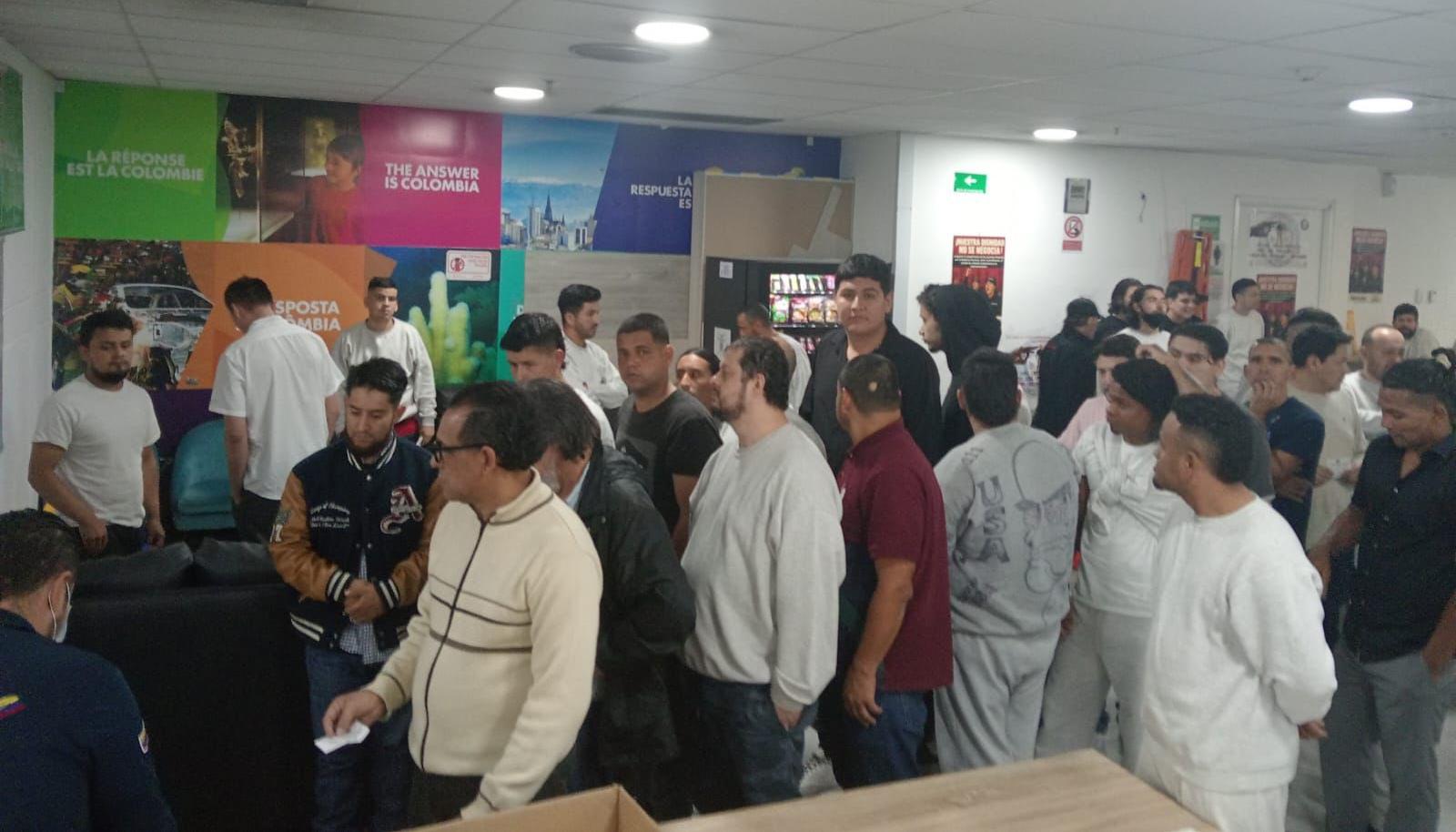 Colombianos durante su retorno al país. 