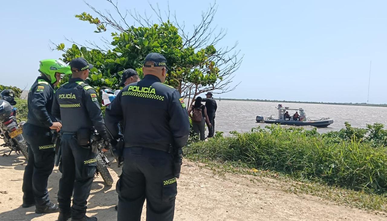 Policía y funcionarios de criminalística llegaron al lugar de los hechos.