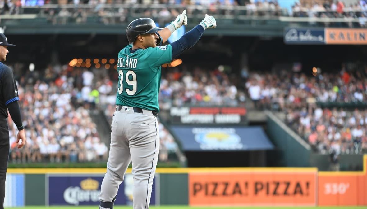 Dónovan Solano tras conectar el triple que empujó la primera carrera de los Marineros.  