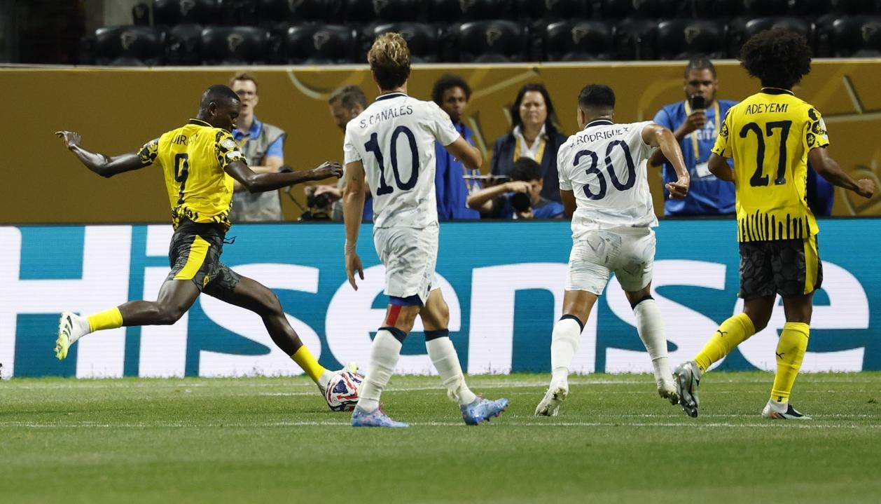 Serhou Guirassy anota uno de los goles del Borussia Dortmund. 