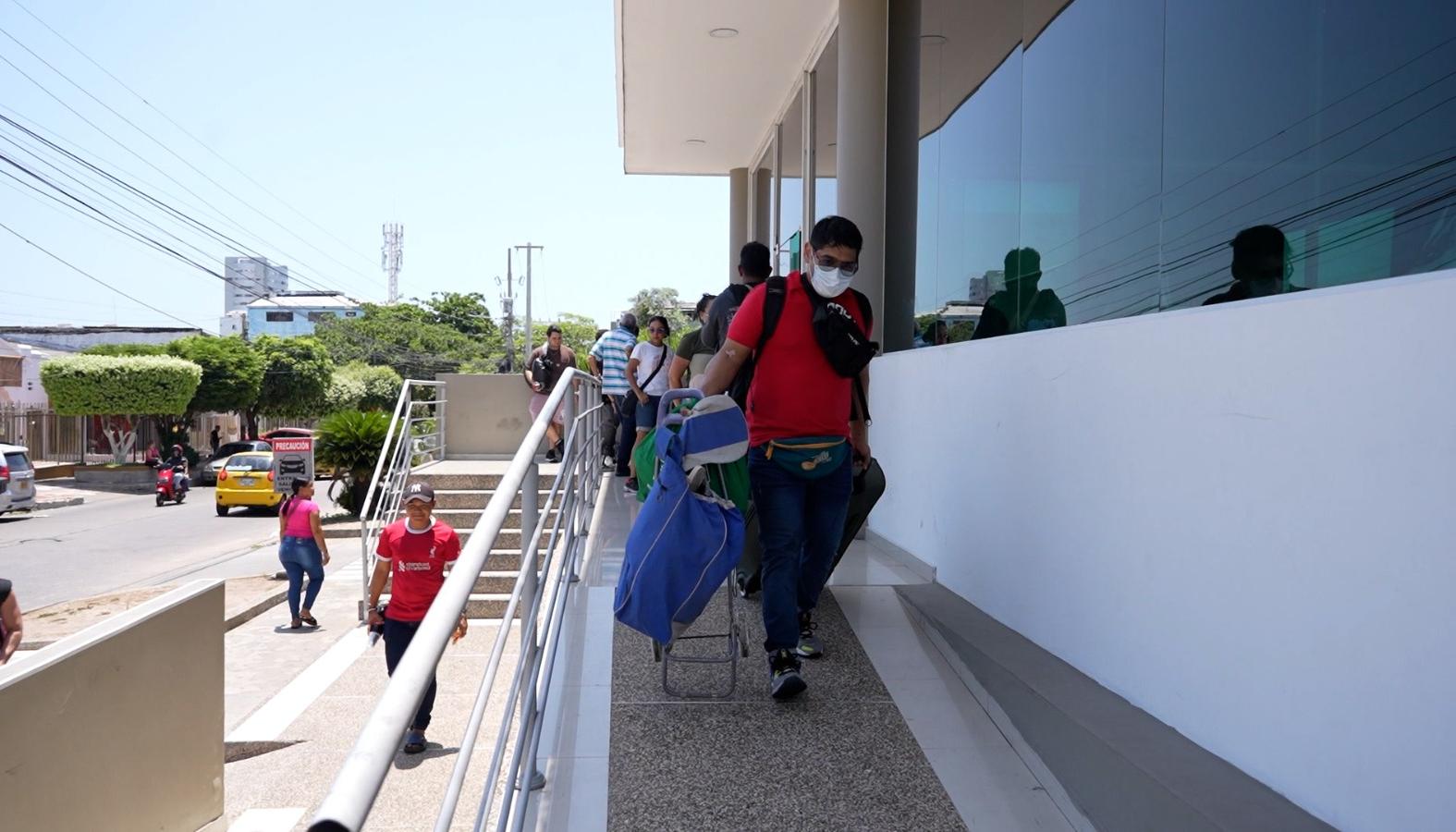 Familias durante la evacuación del conjunto residencial 'Flores del Recreo'.