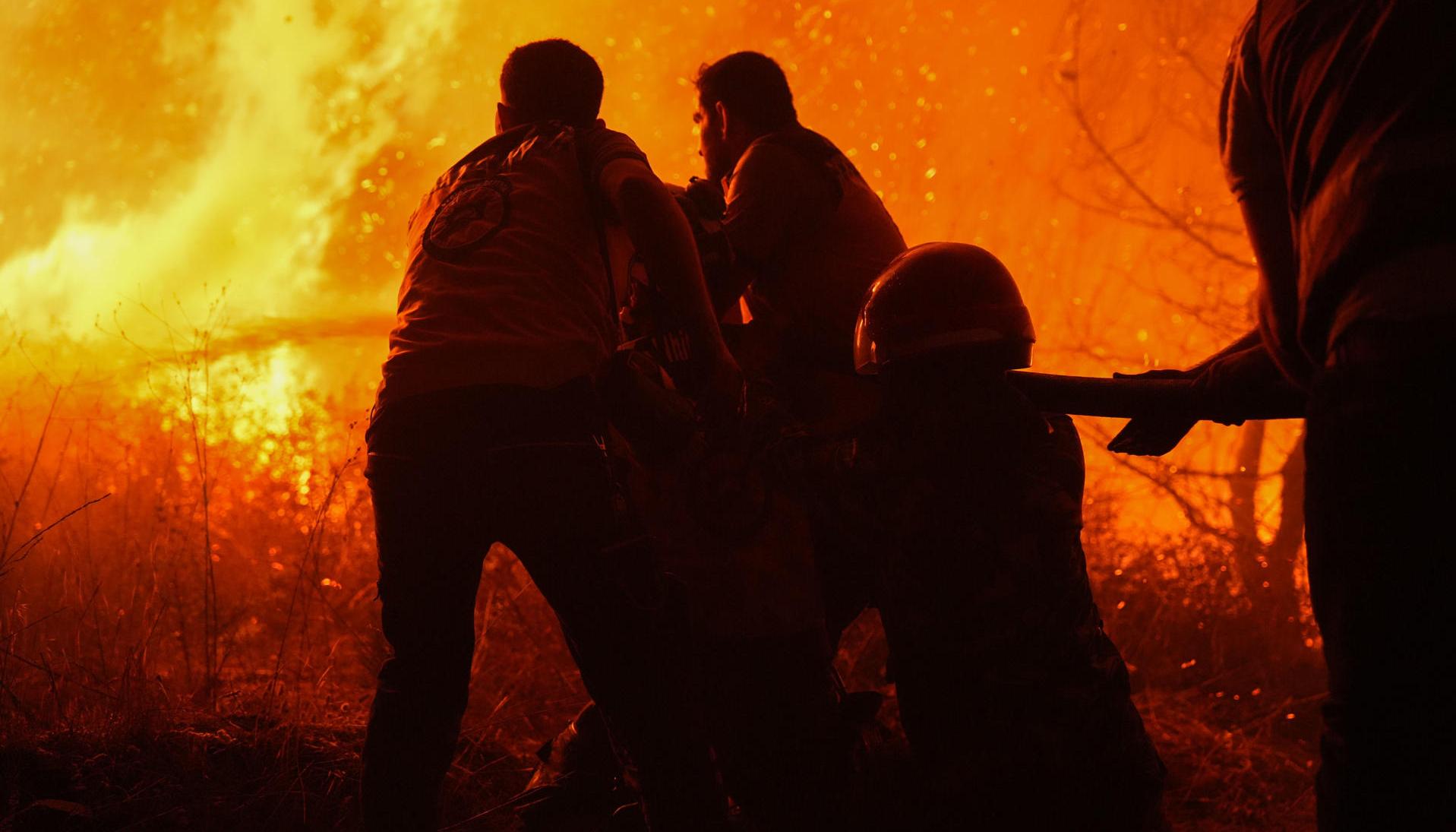 Equipo de bomberos lucha para apagar el incendio en Siria.