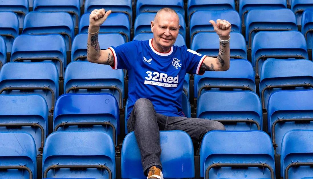 Desde su época de futbolista, Gascoigne ha tenido problemas de alcoholismo y depresión.