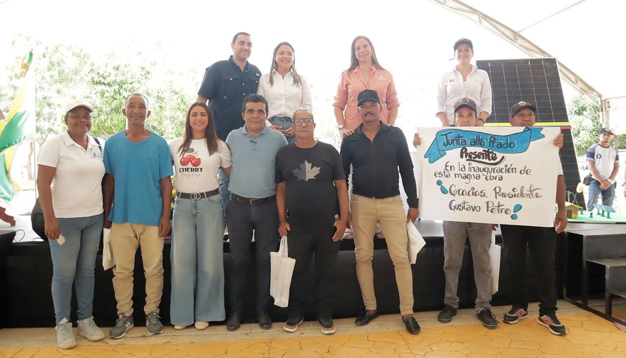 Acto de entrega de la granja solar en Bolívar. 