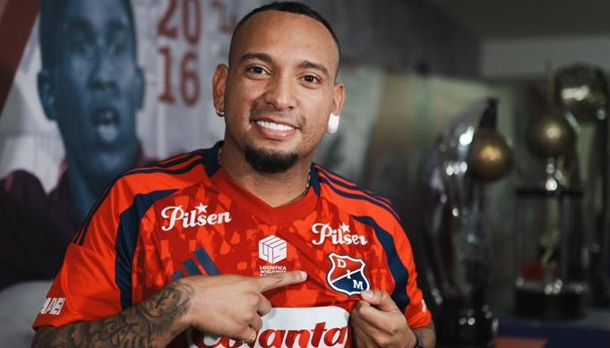 Jarlan Barrera luciendo la camiseta del Medellín. 