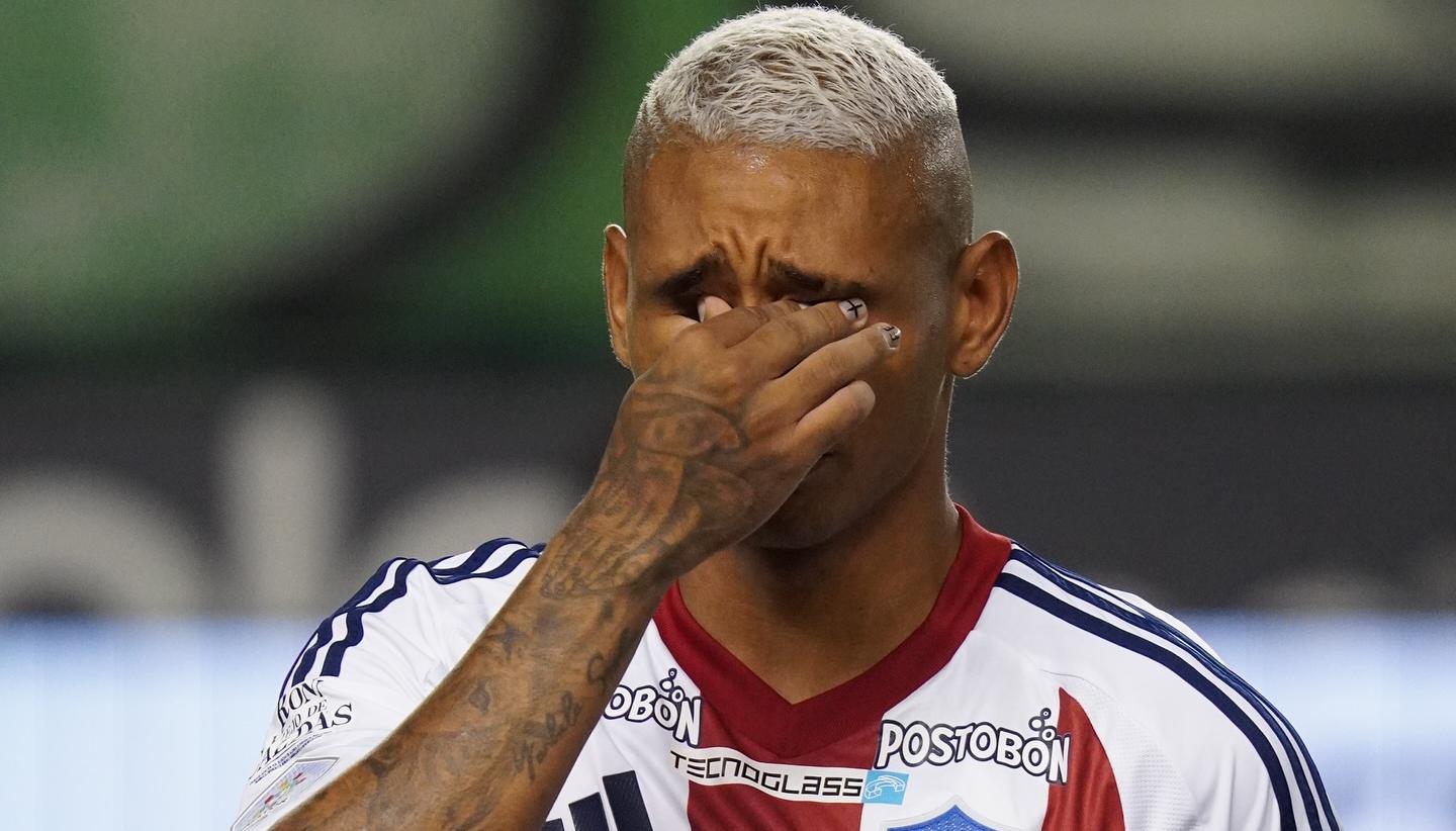 El llanto de Jermein Peña durante los actos protocolarios del partido entre Cali y Junior.