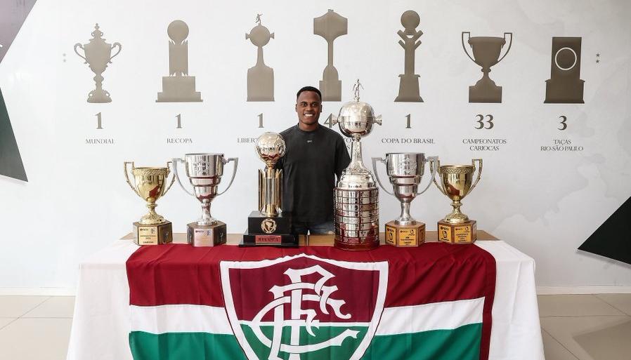 Jhon Arias junto a los trofeos conquistados por Fluminense. 