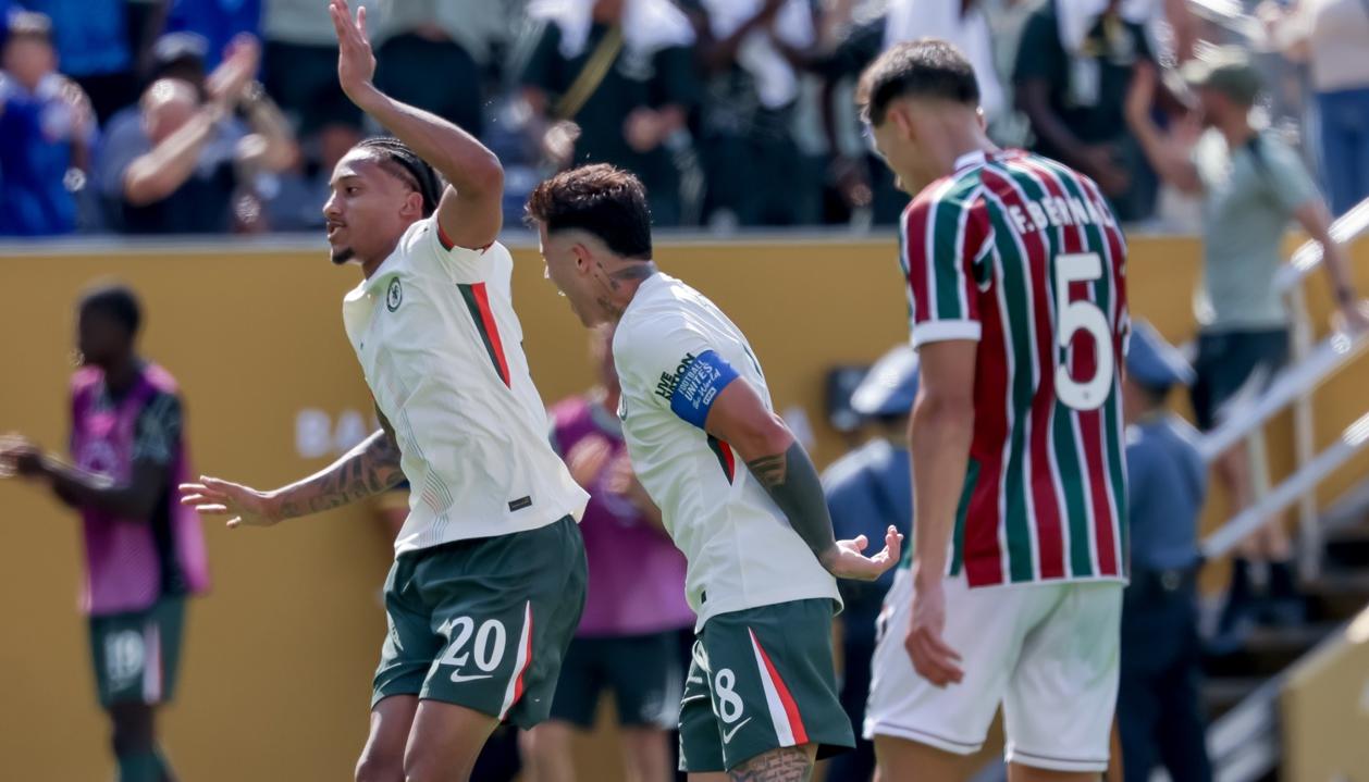 El brasileño Joao Pedro celebra el segundo gol del Chelsea ante Fluminense.