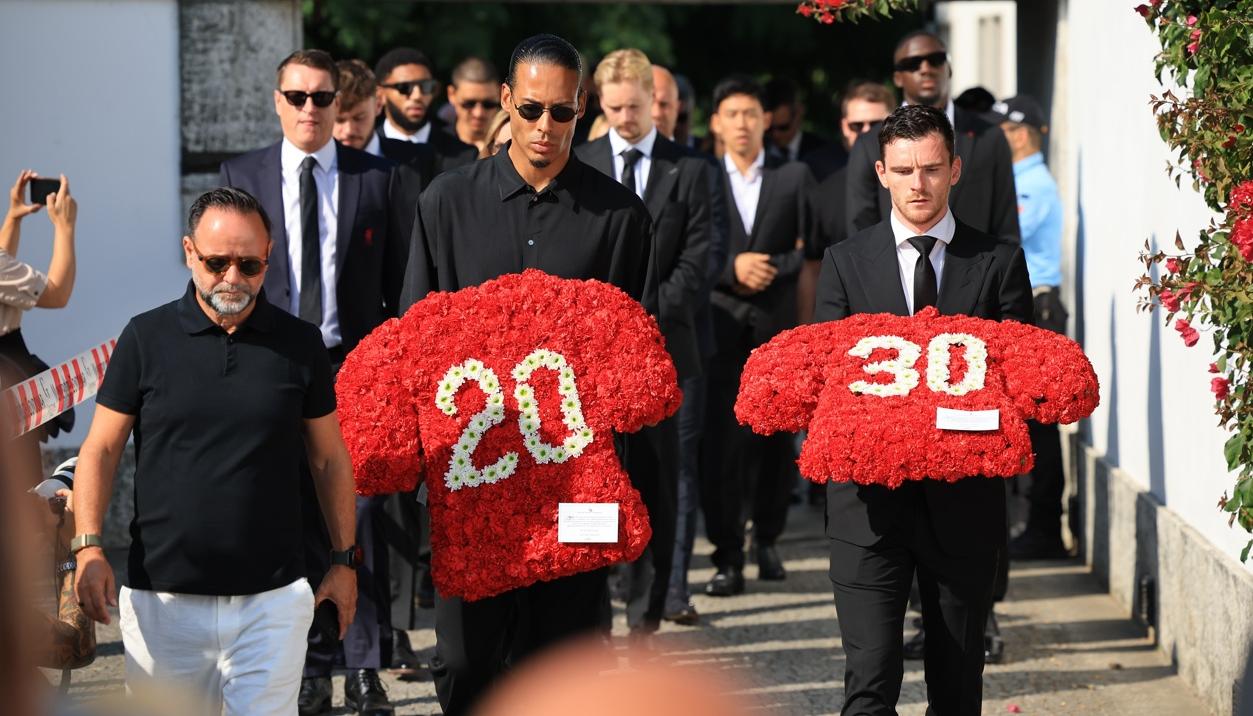 Los jugadores del Liverpool, Virgil Van Dijk y Andrew Robertson portan ofrendas florales en tributo a Diogo Jota y su hermano André Silva.