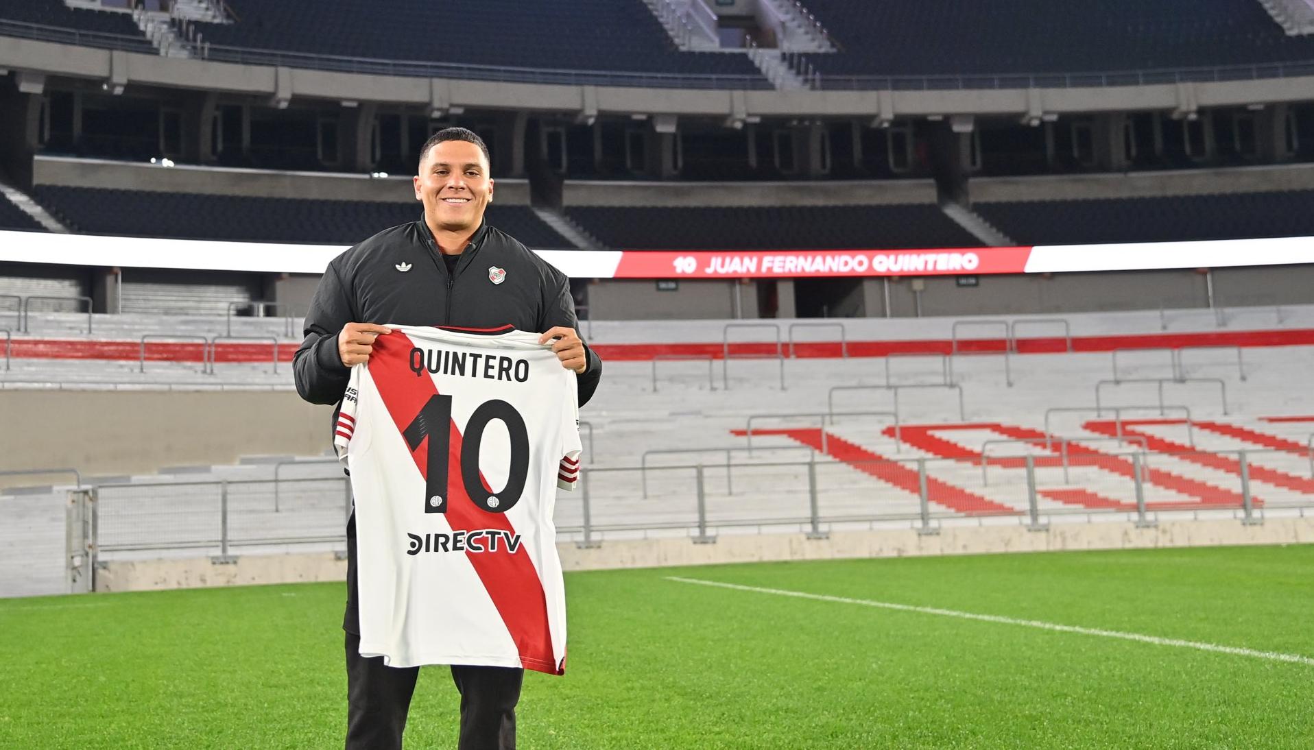 Juan Fernando Quintero, en el Monumental, otra vez con la 10 de River Plate en sus manos. 