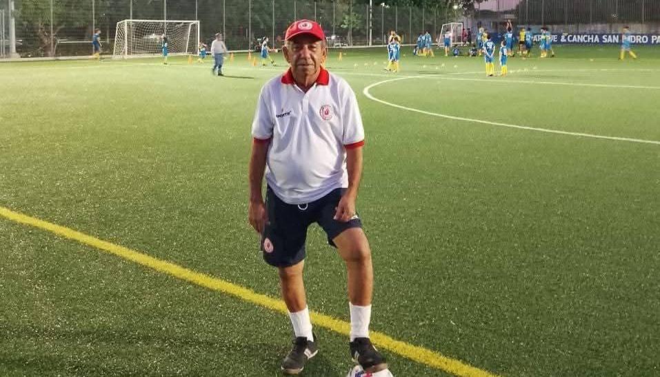 Jesús 'Kike' Montero trabaja con su escuela en la cancha de fútbol de San Isidro.