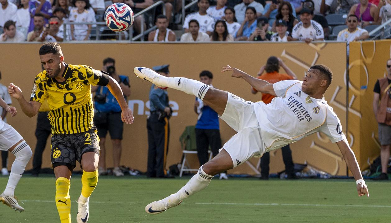 Kylian Mbappé, con esta tijera, marcó el tercer gol del Real Madrid.