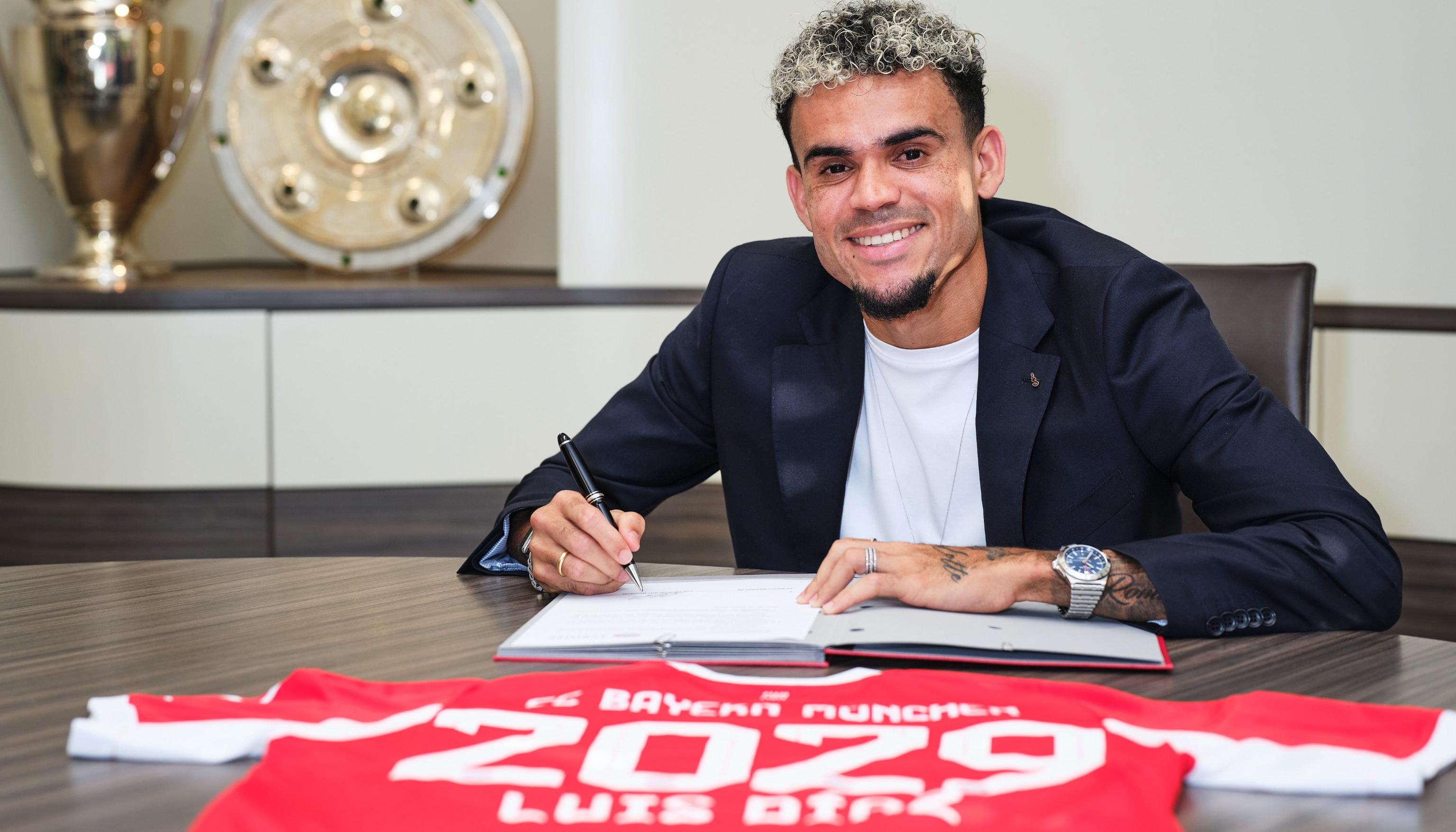 Luis Díaz estampando la firma en el conrato con el Bayern Múnich.