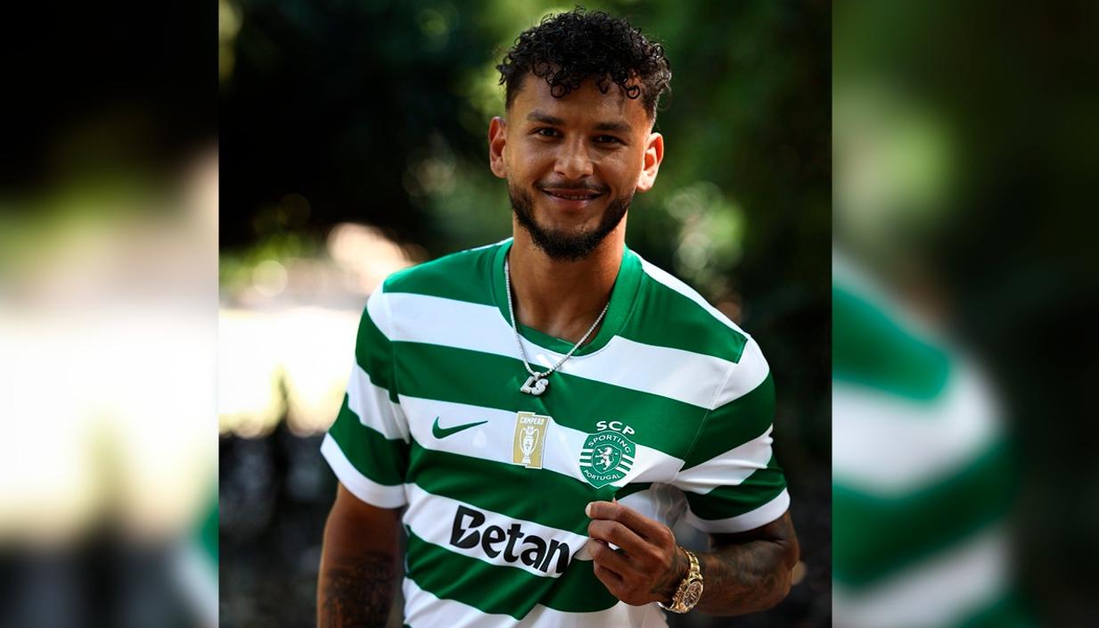 El samario Luis Javier Suárez con la camiseta de su nuevo club, Sporting de Lisboa.