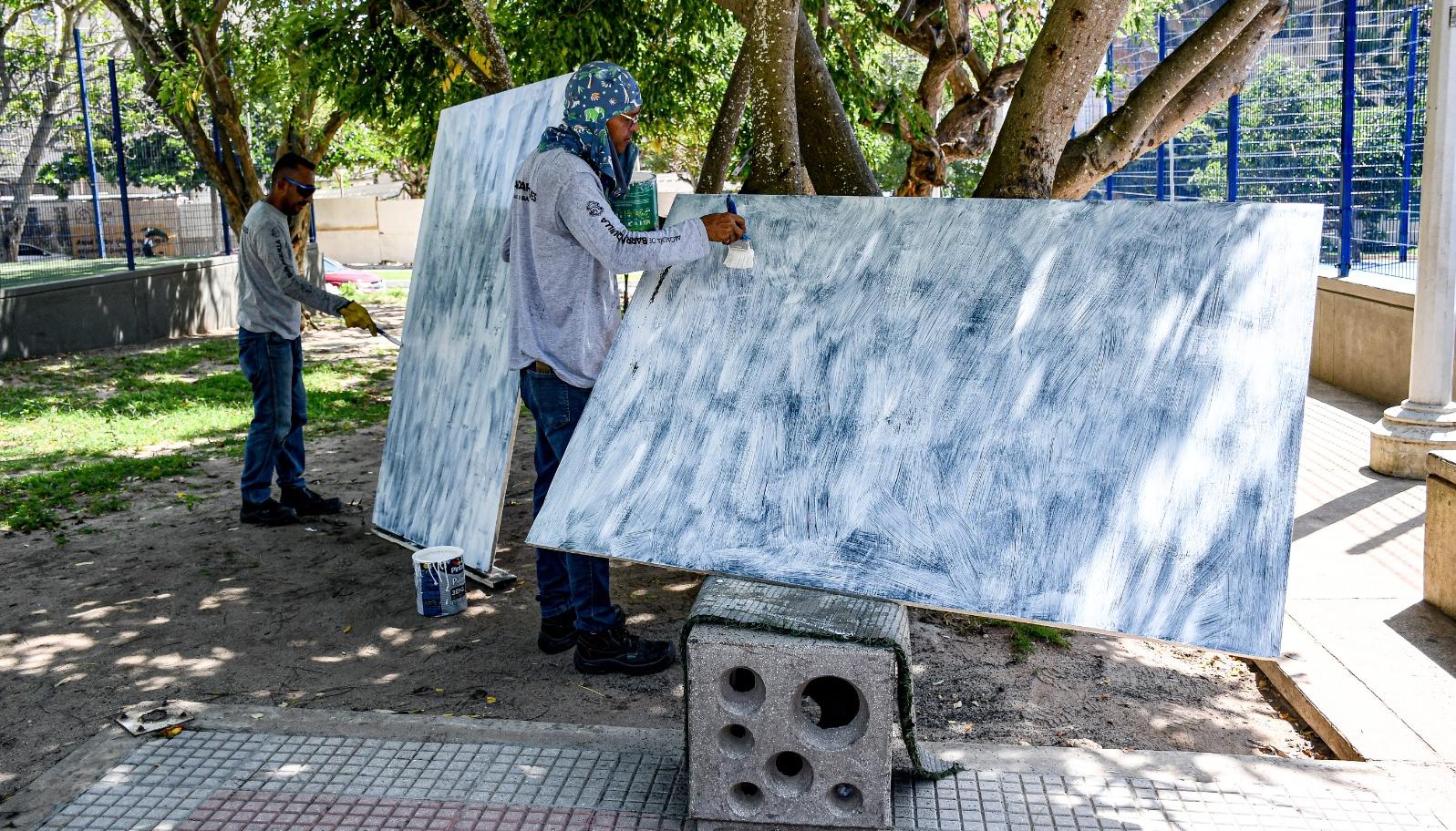Personal de la ADI durante las labores de mantenimiento de uno de los parques.