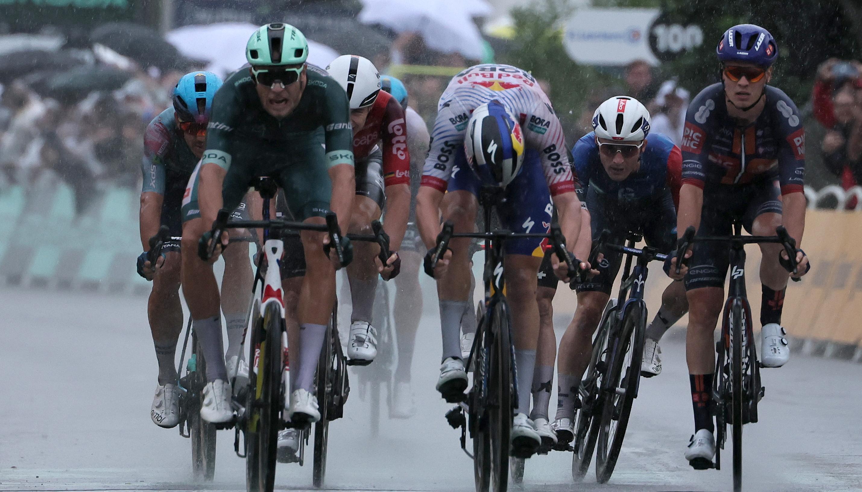 El italiano Jonathan Milan (izquierda) vence en el esprint al belga Jordi Meeus. 