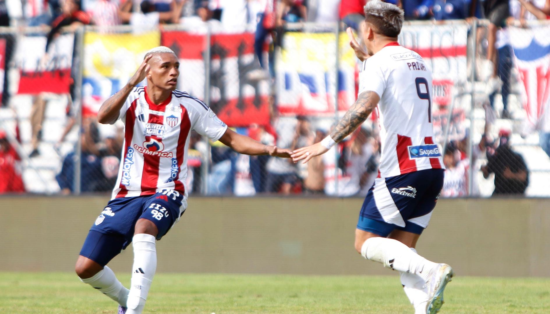 Jermein Peña y Guillermo Paiva celebran el primer gol del Junior. 