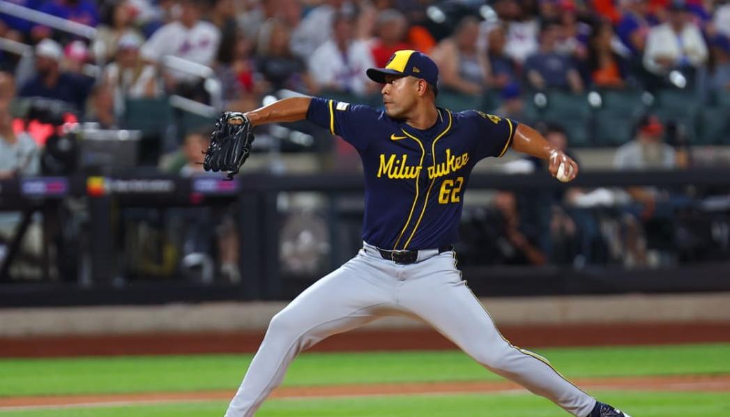 José Quintana fue relevado en el sexto inning tras recibir tres sencillos seguidos. 