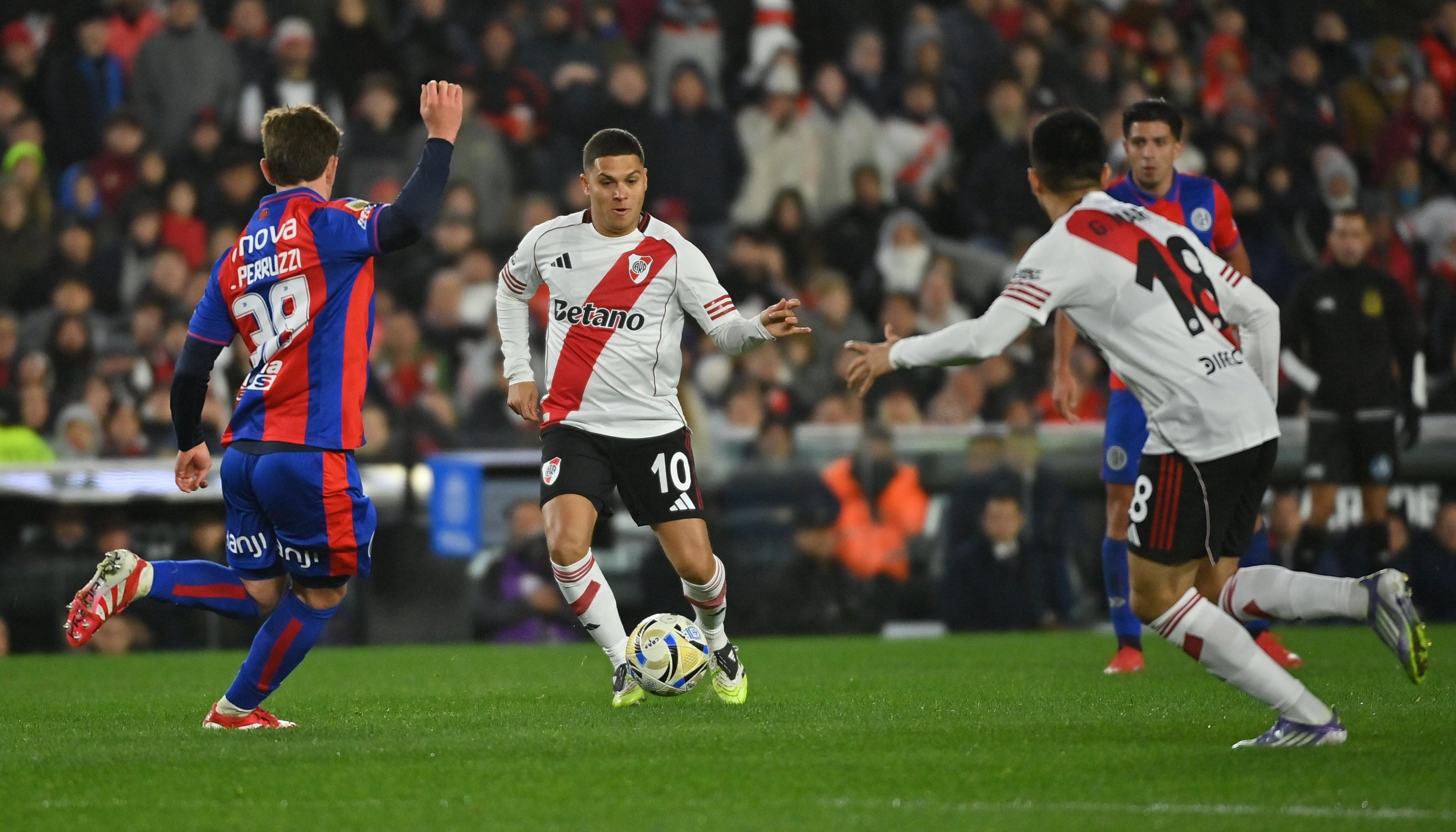 El colombiano 'Juanfer' Quintero durante el partido contra San Lorenzo. 