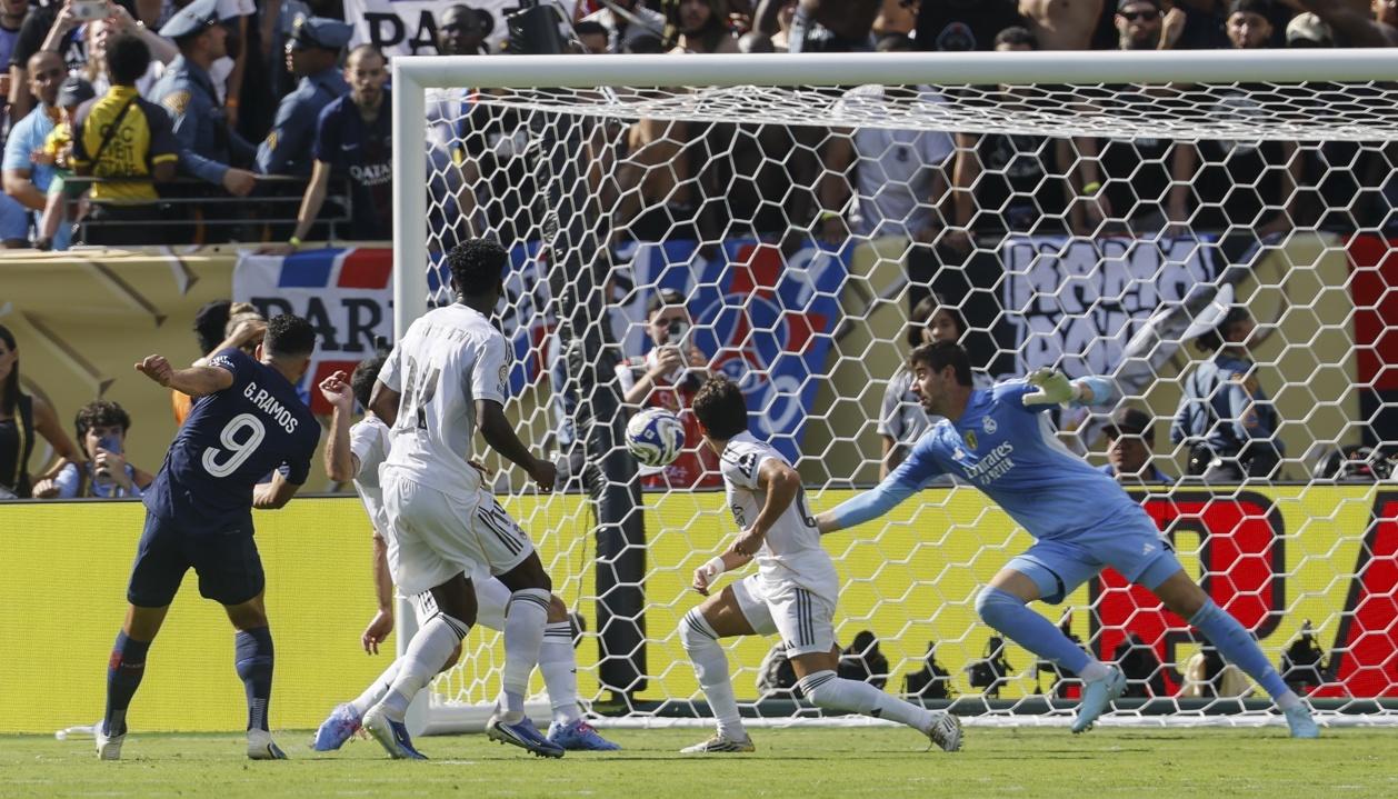 El portugués Gonçalo Ramos marca el cuarto gol del PSG.
