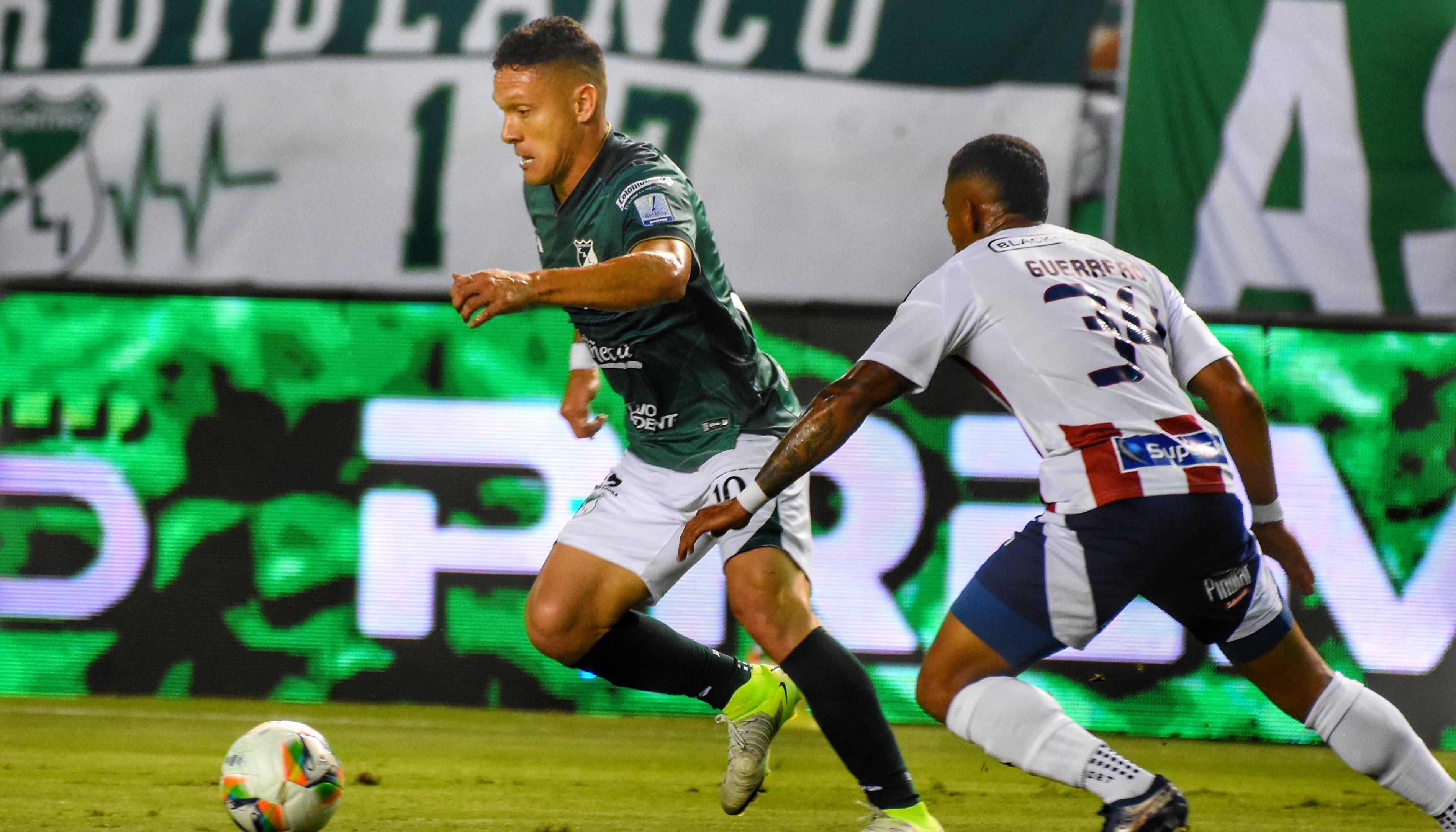 Javier Reina domina la pelota ante la marca de Jhomier Guerrero. 
