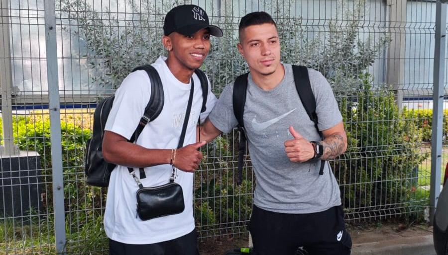 Jesús Rivas y Jhon Fredy Salazar a su arribo a Barranquilla para ultimar su vinculación al Junior. 