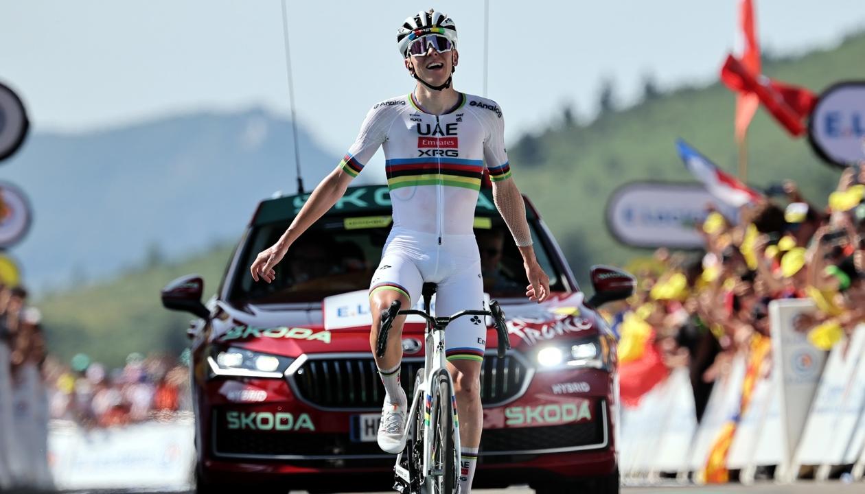 Tadej Pogacar cruza en solitario la meta en Hautacam.