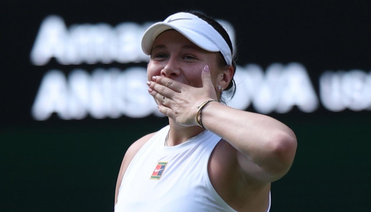 La estadounidense Amanda Anisimova tras su victoria sobre la bielorrusa Aryna Sabalenka. 
