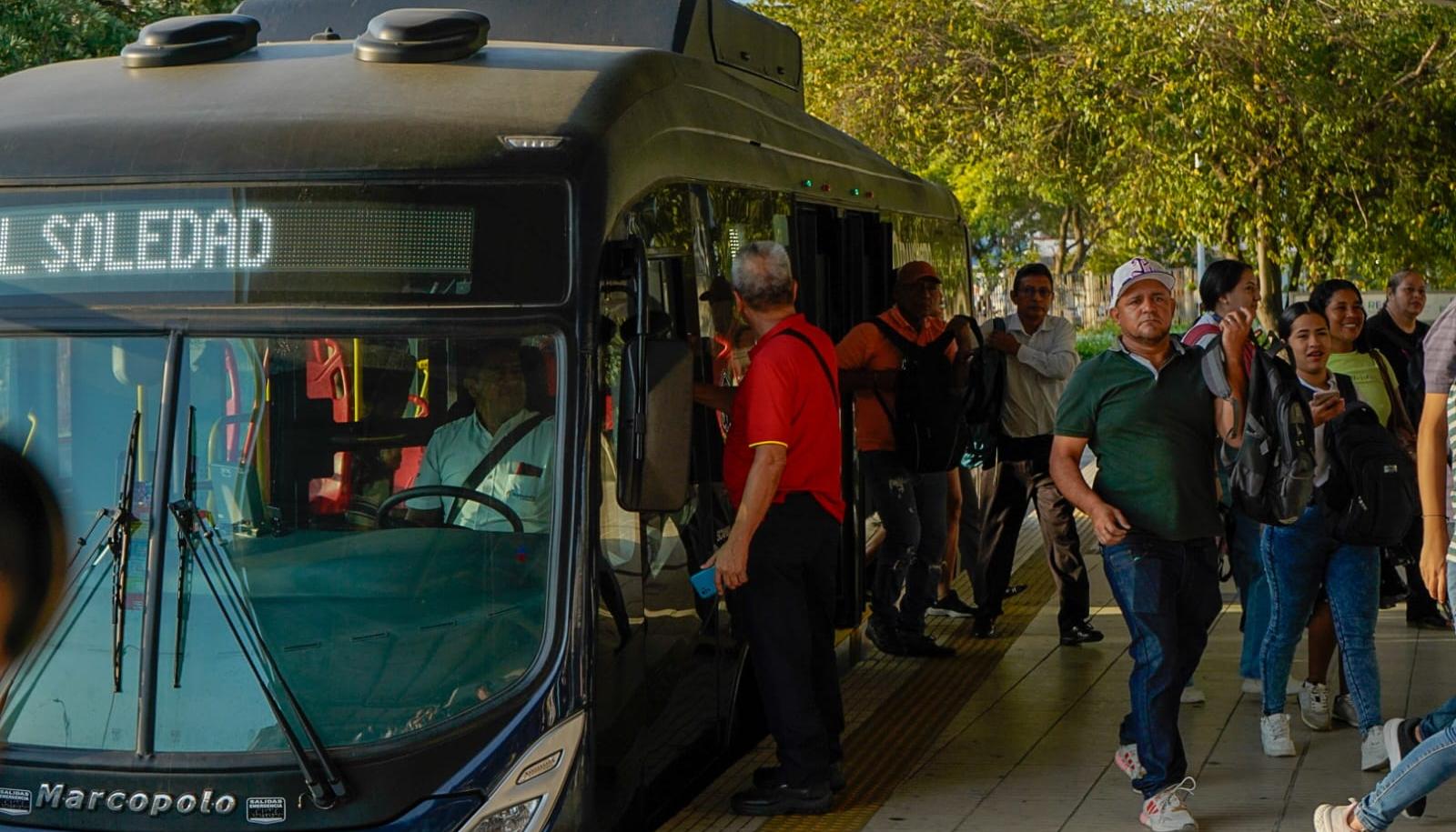 Pasajeros descendiendo de un bus de Transmetro en la estación Joe Arroyo