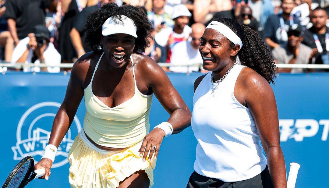 Venus Williams celebra junto a su pareja en dobles Hailey Baptiste.