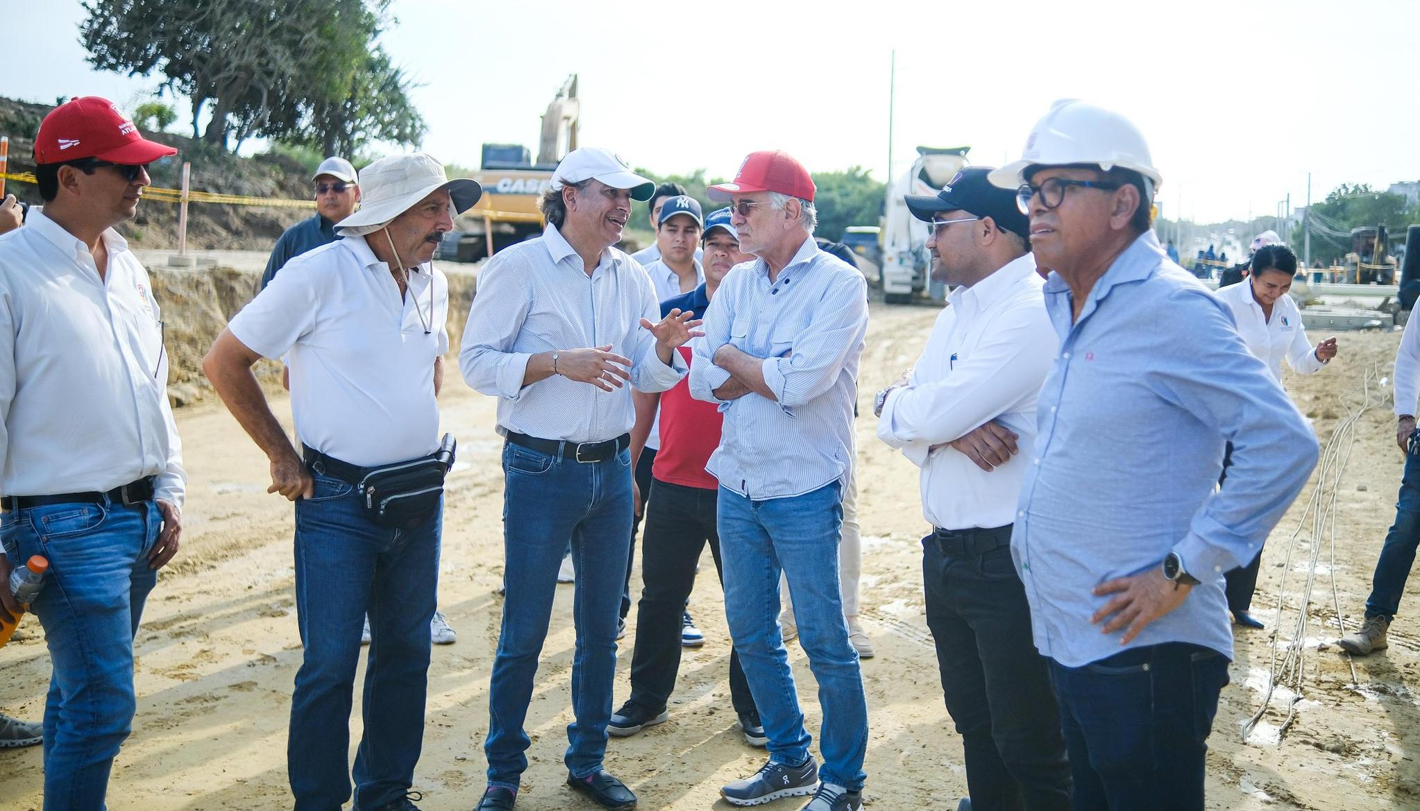 Gobernador Verano con los contratistas de la obra en la Gran Vía.