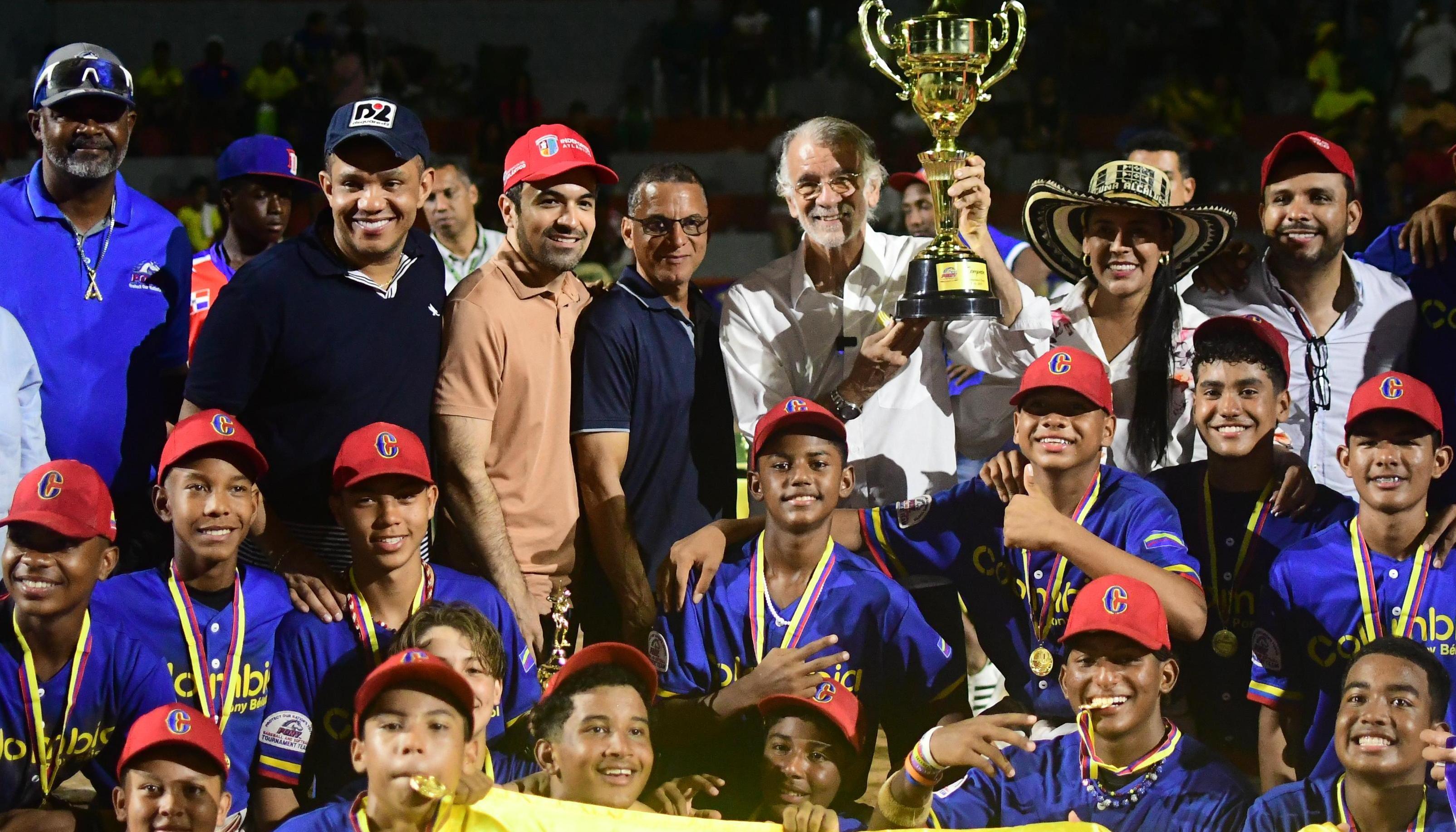 Integrantes de la Selección Colombia de béisbol con el gobernador Eduardo Verano. 