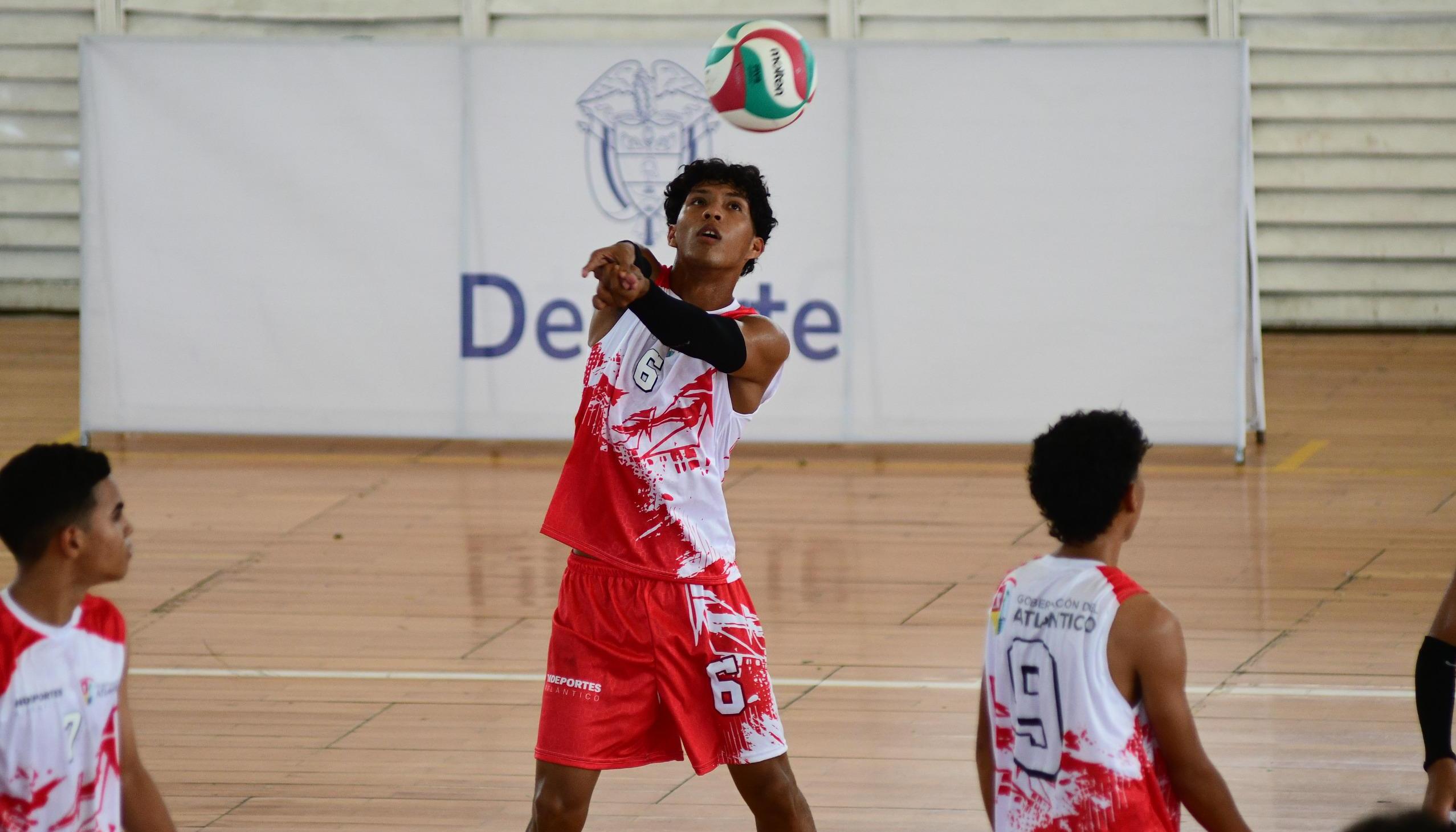 El voleibol es uno de los deportes de conjunto que hacen parte de los Juegos Intercolegiados. 