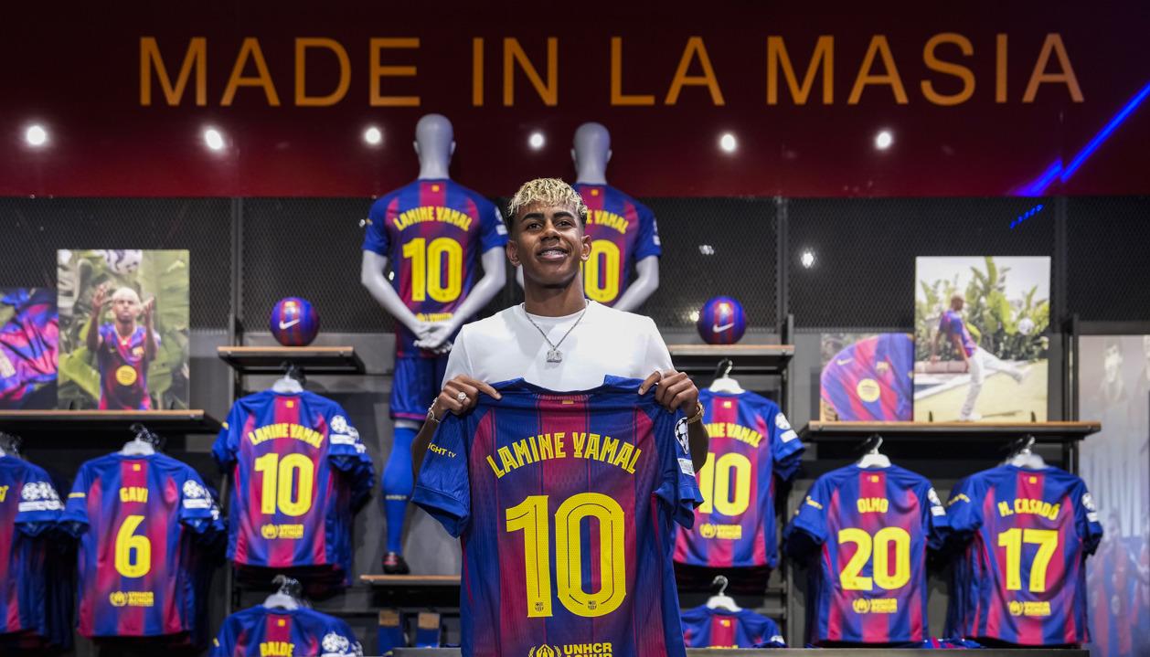 Lamine Yamal con la camiseta que lucirá a partir de la próxima temporada. 