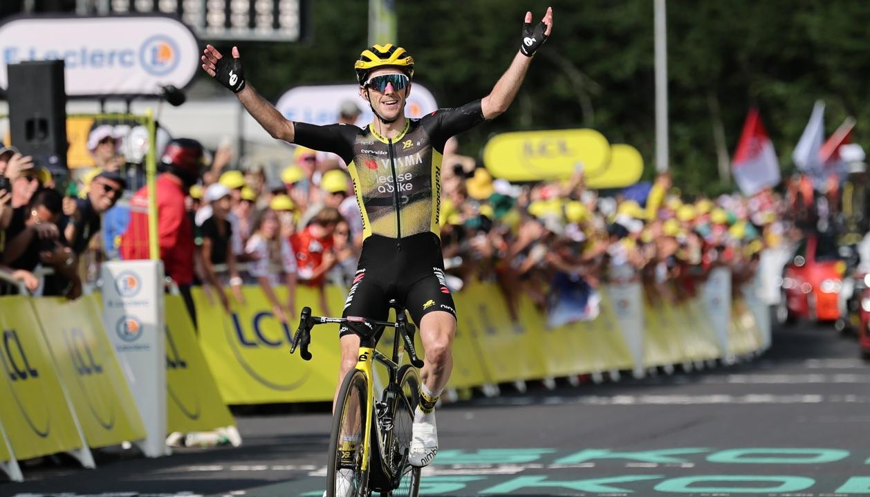 El británico Simon Yates cruza la meta como ganador de la décima etapa. 