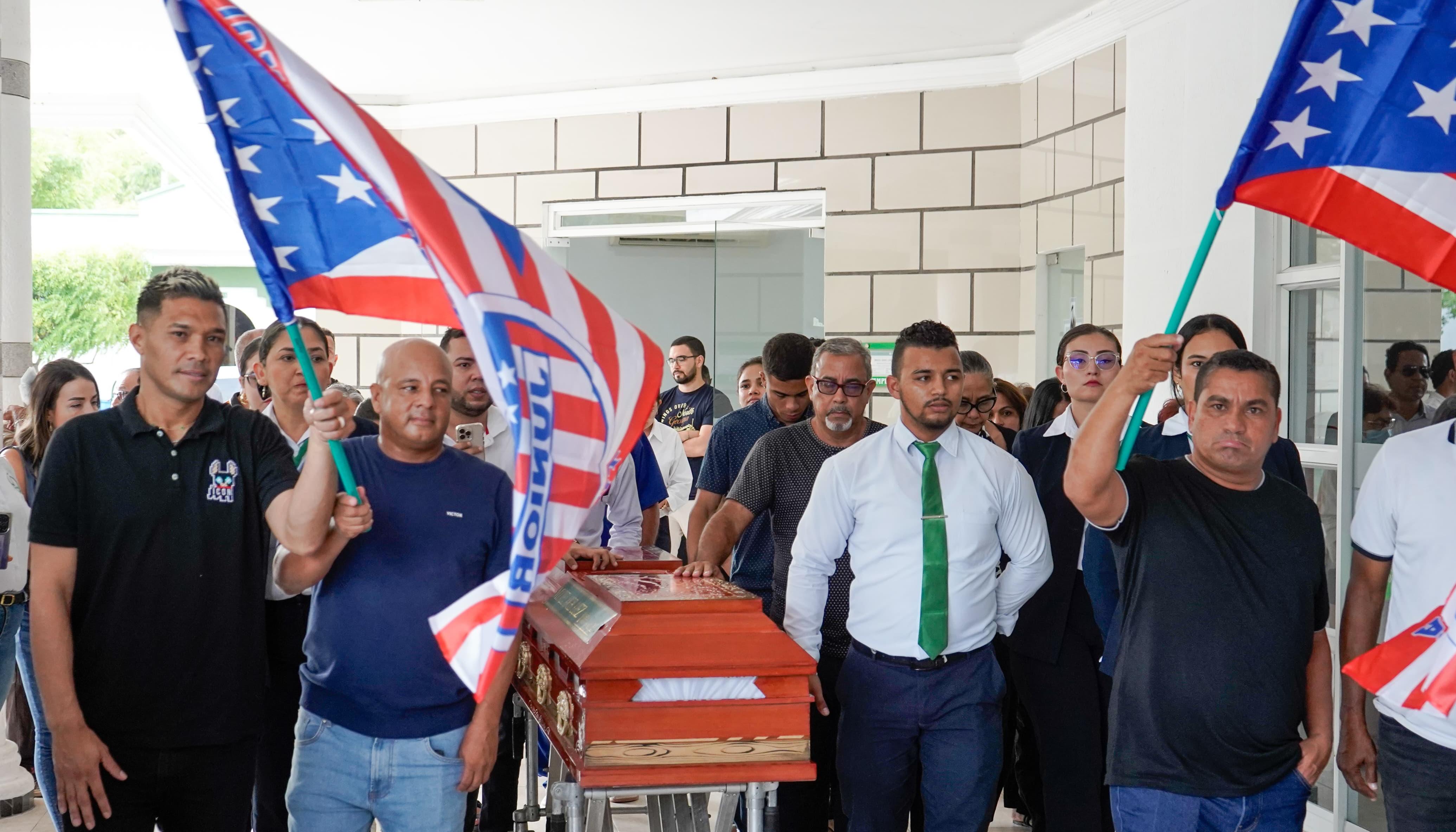 El féretro con los restos del 'Zurdo' López cuando era conducido a la sala de cremación.