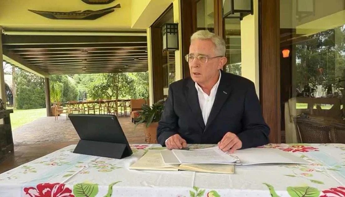 Álvaro Uribe en su finca de Rionegro