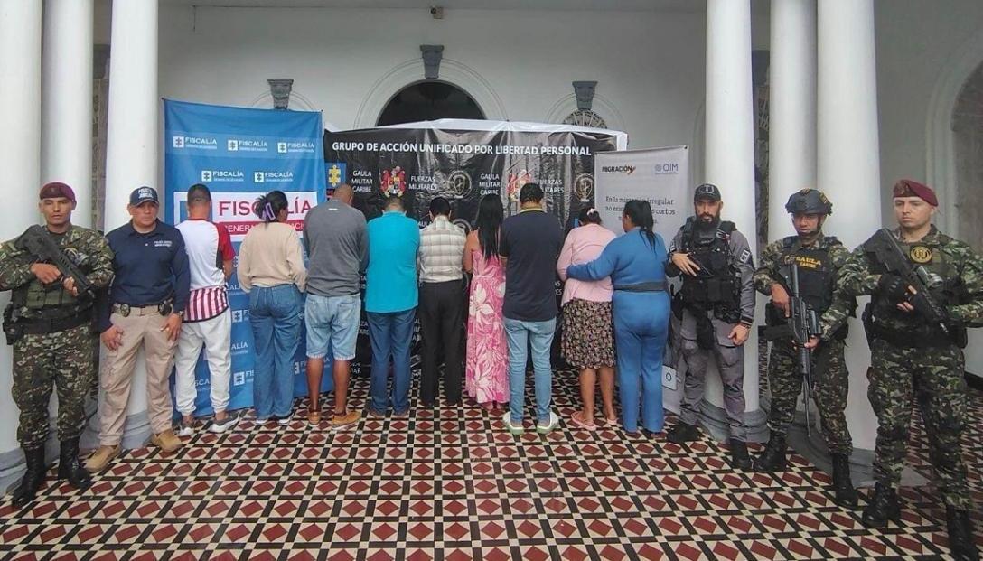 Entre los capturados figuran tres funcionarios que, según las autoridades, facilitaban la expedición de documentos falsos.