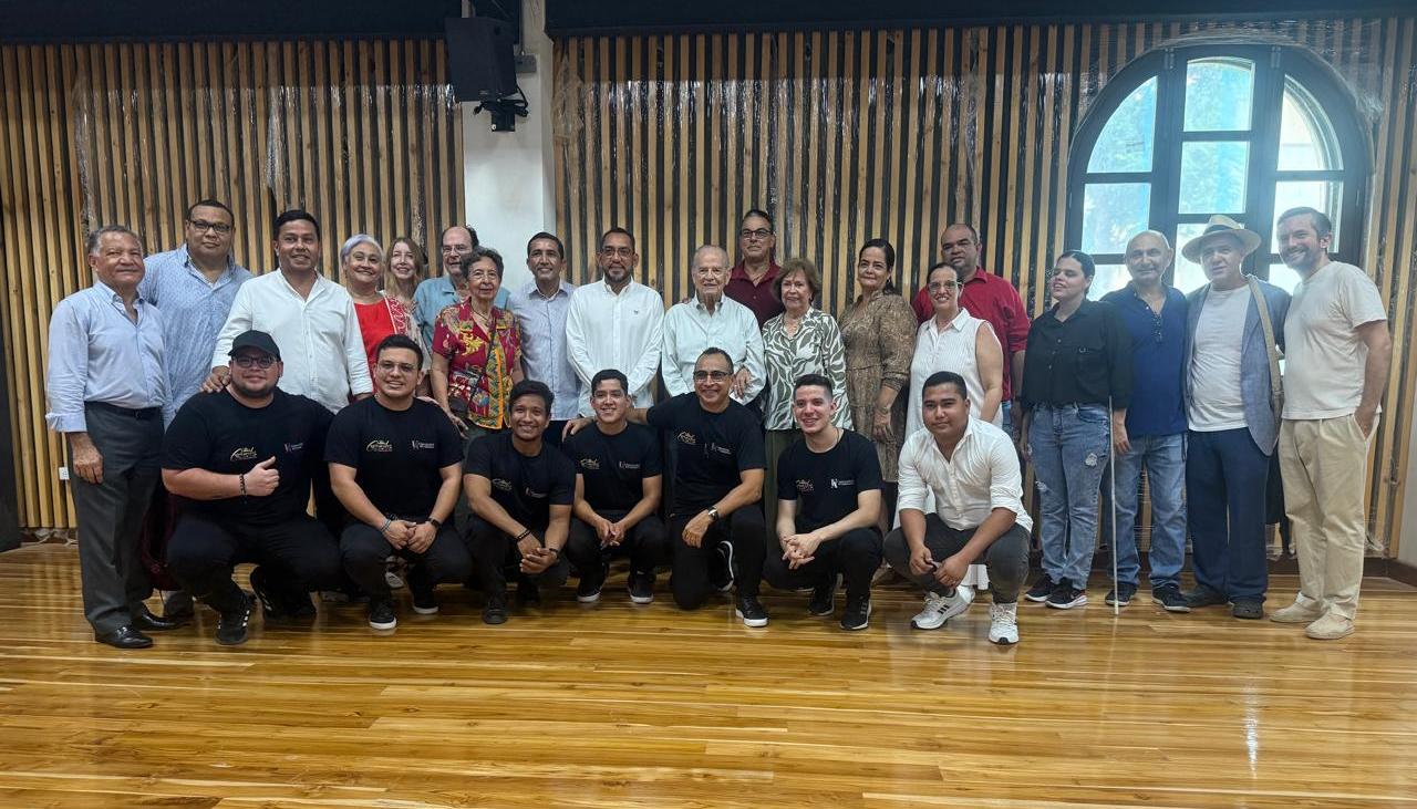 El rector Danilo Hernández junto a la familia Biava y Neuman, además de la comunidad educativa de Bellas Artes.