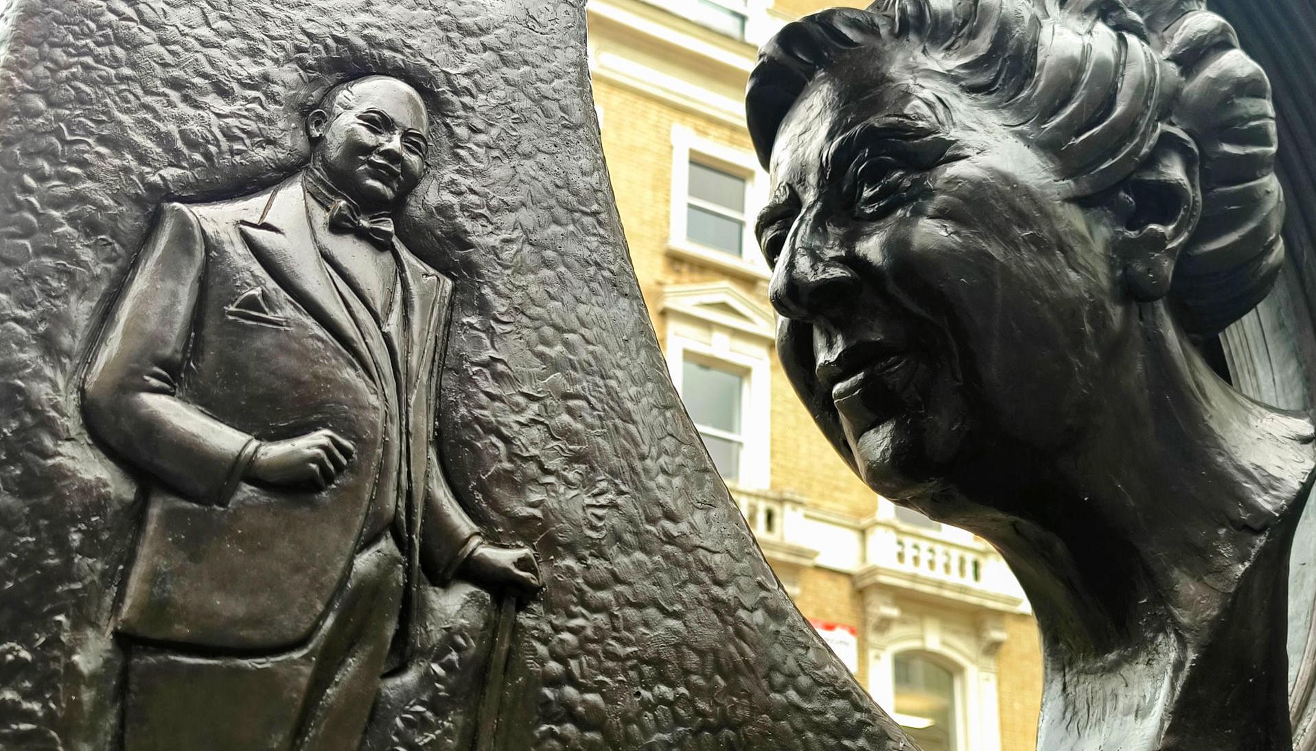 Estatua memorial Agatha Christie. 