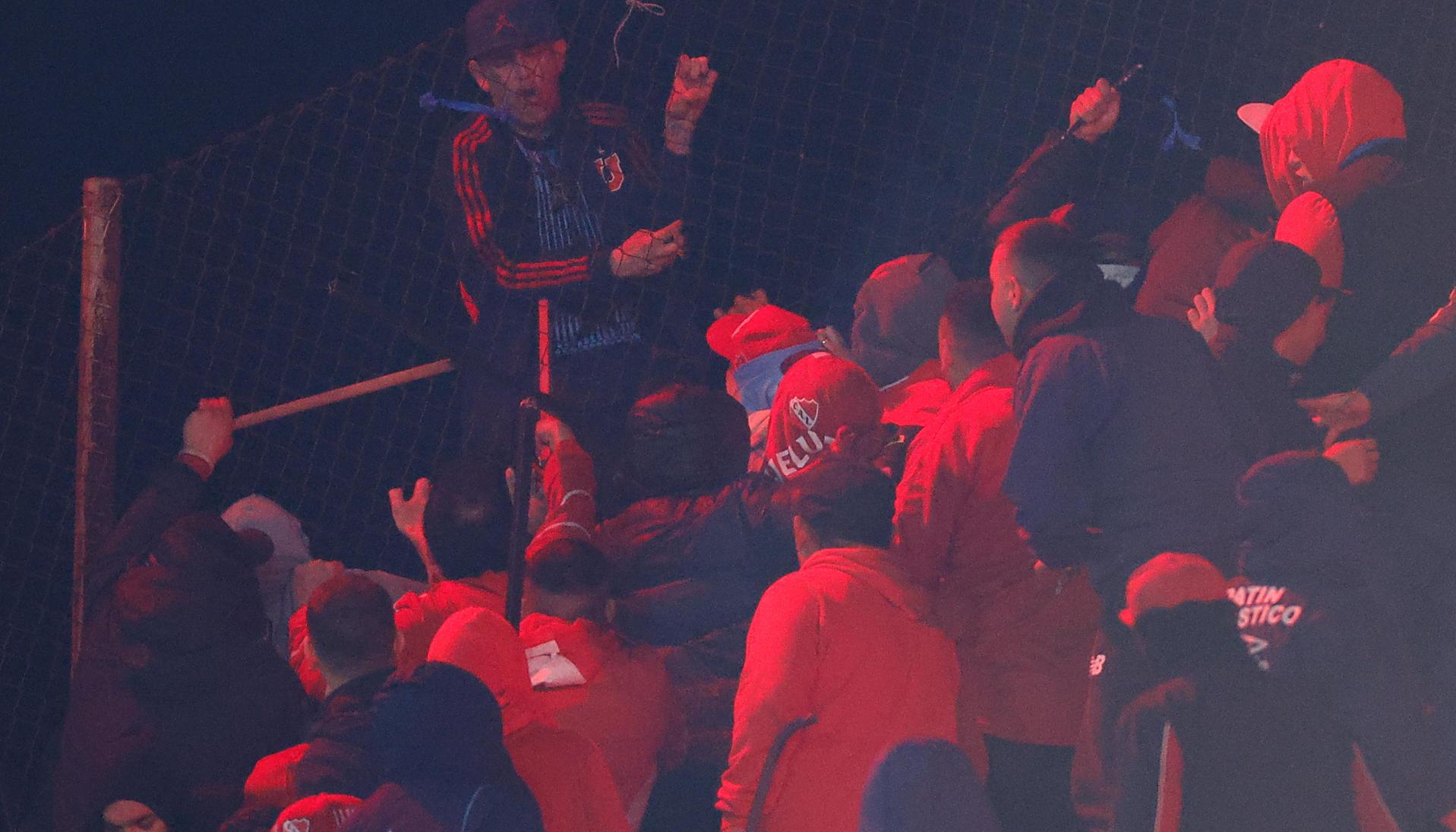 Incidentes entre hinchas en las tribunas del estadio Libertadores de América.
