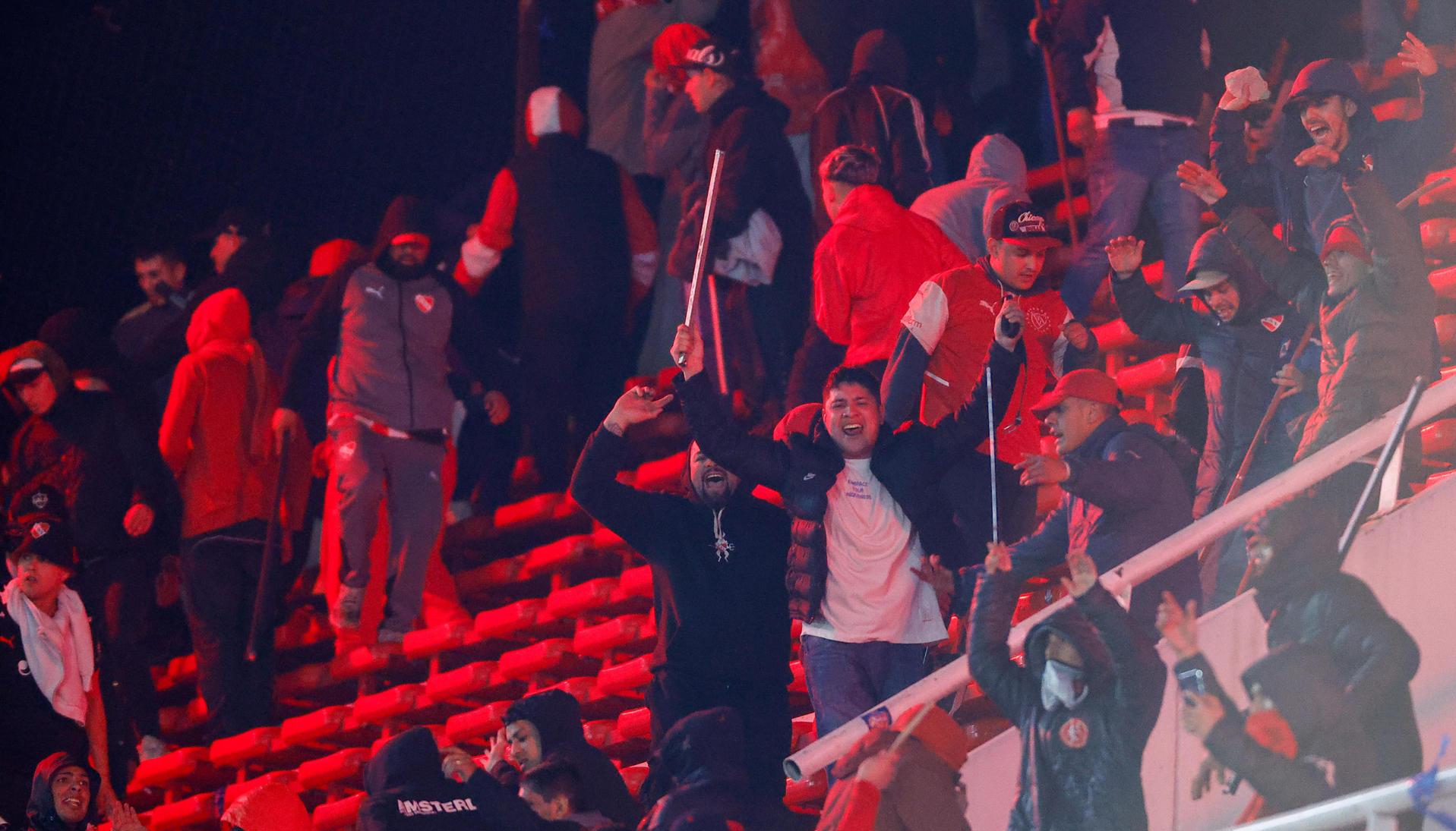 Incidentes en las tribunas del estadio Libertadores de América.
