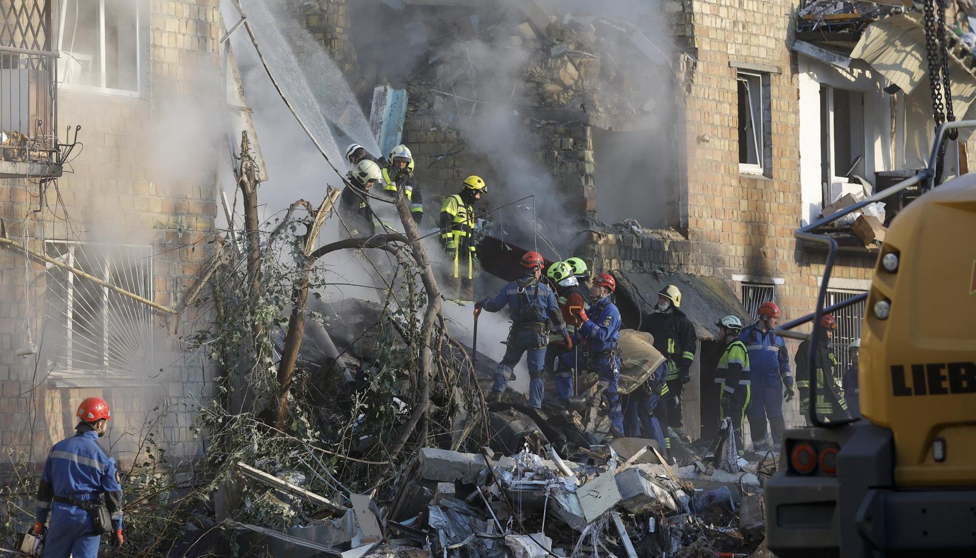 Equipos de rescate en zona del ataque.