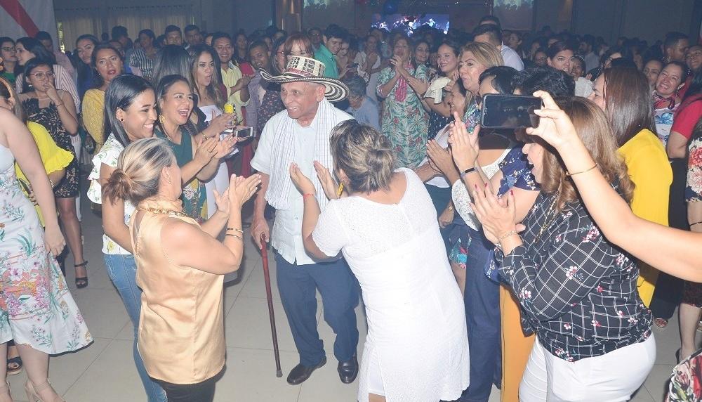 El maestro Adolfo Pacheco Anillo compartiendo con la familia de la Universidad Simón Bolívar.