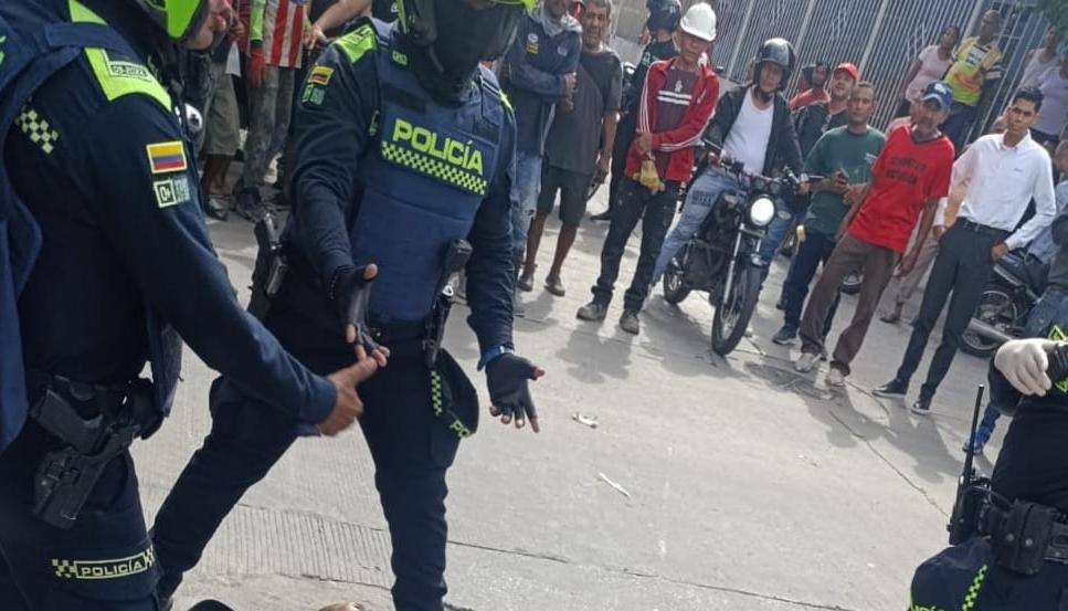 La Policía en el lugar donde fueron baleados los dos sospechosos. 