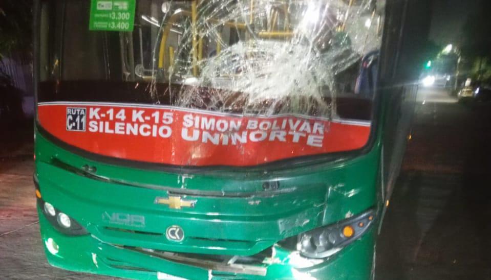 Así quedó el bus tras la colisión con el motociclista en el barrio Los Pinos de Barranquilla. 