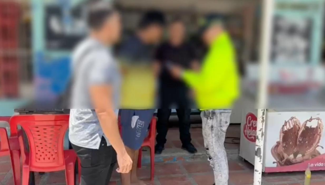 Momento en que el adolescente era aprendido por la Policía Metropolitana de Barranquilla. 