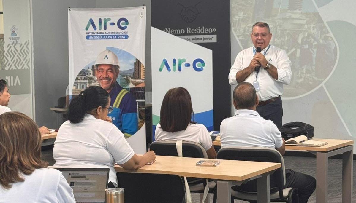 Mesa de trabajo de Air-e con administradores de propiedad horizontal. 