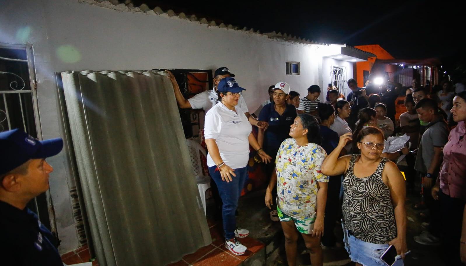 La alcaldesa Alcira Sandoval lidera la entrega de láminas a los afectados en la noche de este sábado. 